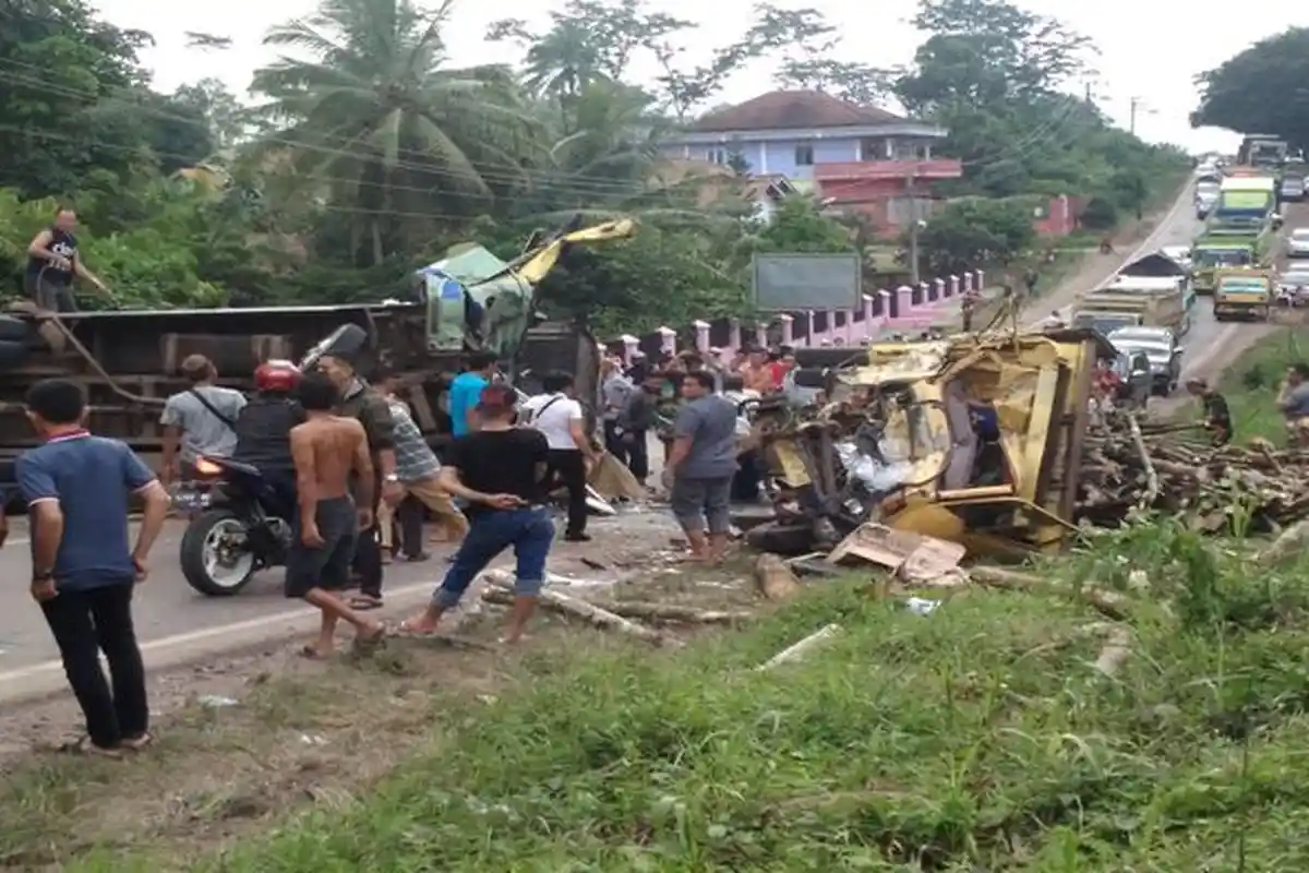 Tabrakan Adu Kambing Bus Cemerlang Sekayu di Lubuk Karet & Truk 3 Orang Meninggal 9 Orang Luka