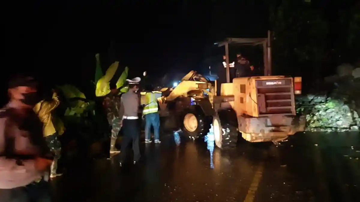 Malam Ini, Akses Jalan Padang-Bukittinggi Kembali Normal, Longsor Ganggu Lalu Lintas Mulai Sore Hari