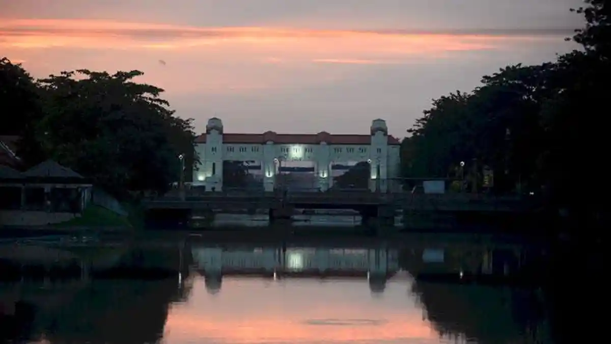 Ramalan Cuaca Jatim Rabu 15 April 2026 Didominasi Cerah, 3 Daerah Hujan Ringan