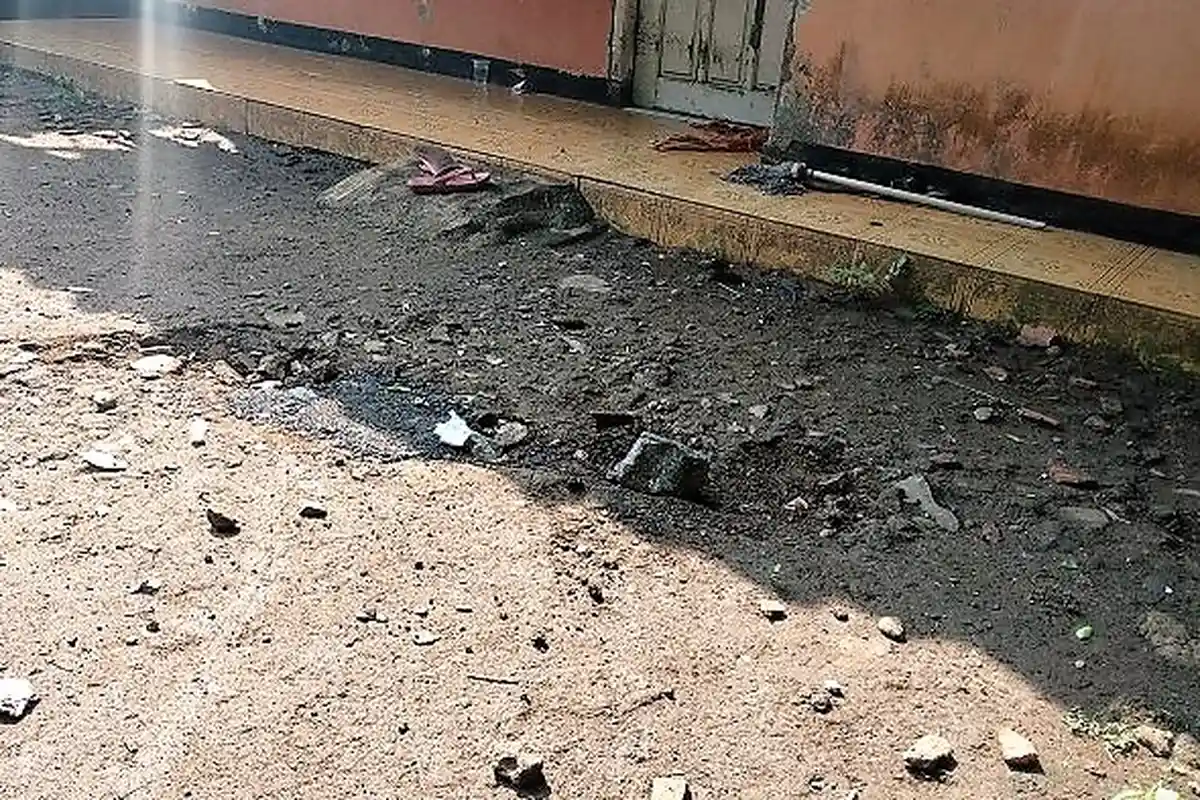 Warga Urug dan Tutup dengan Aspal Tanah Retak di Pagedangan, Kabupaten Tangerang