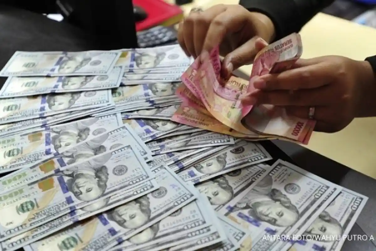 Rupiah Mengalami Tekanan di Level Rp 13.458