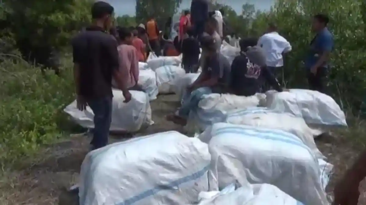 Puluhan Ballpress Dijarah Warga, Sebelumnya Pemilik Lakukan Bongkar Muat Ilegal di Pinggir Sungai