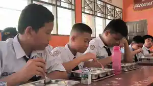 Siswa-sedang-menyantap-makan-bergizi-gratis-Launching-MBG-di-Polman-disambut-gembira.jpg