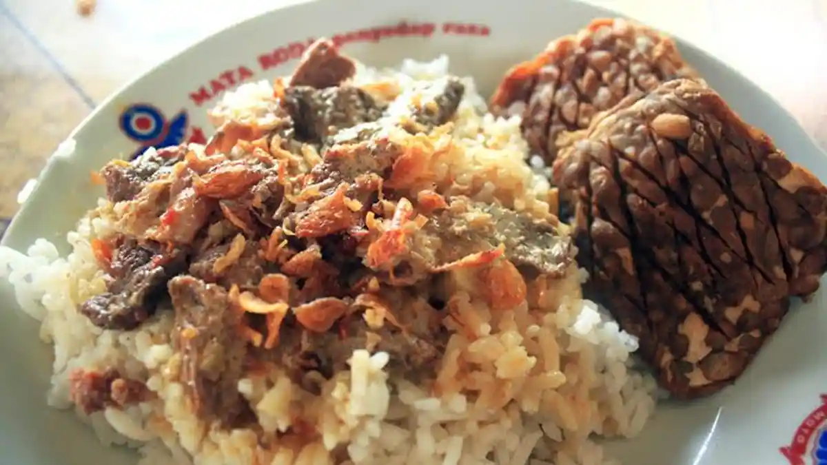 Nasi Gulai Sapi Bertabur Bawang Goreng, Irisan Kubis, Tauge, Cuma Rp 9.000, Murah Kan?