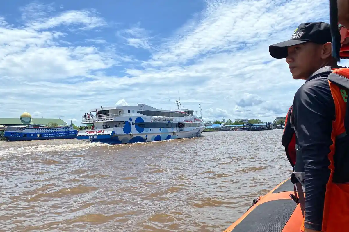 Kapal Dumai Line 9 yang Kandas di Hutan Bakau Meranti Berhasil Lanjutkan Perjalanan, Kru Diperiksa