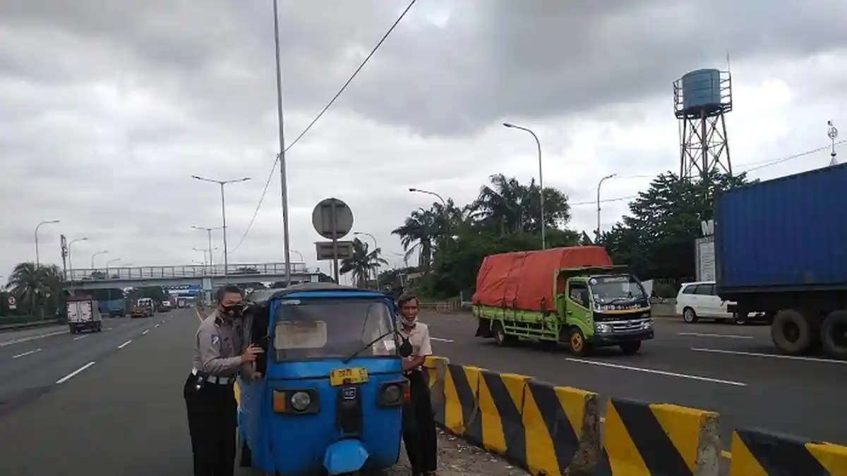 Viral Sopir Bajaj Nekat Masuk Tol dan Melawan Arah
