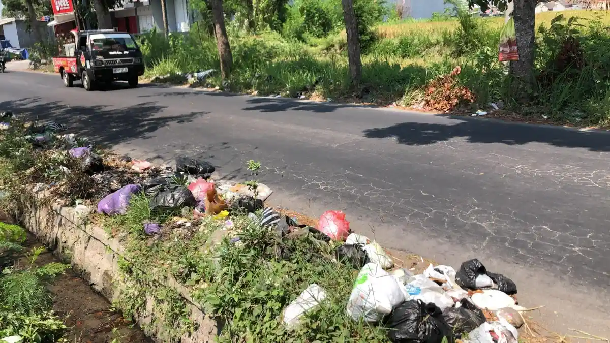 Muncul Tumpukan Sampah di Pinggir Jalan Kabupaten Sleman 