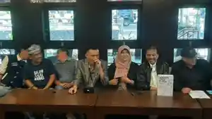 Roy-Suryo-Rismon-Sianipar-dan-Dokter-Tifa-saat-launching-buku-soal-ijazah-Jokowi-palsu.jpg