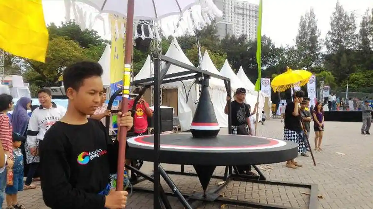 Ditarik Orang Berbagai Negara, Gasing Raksasa Dimainkan di Ajang Tafisa