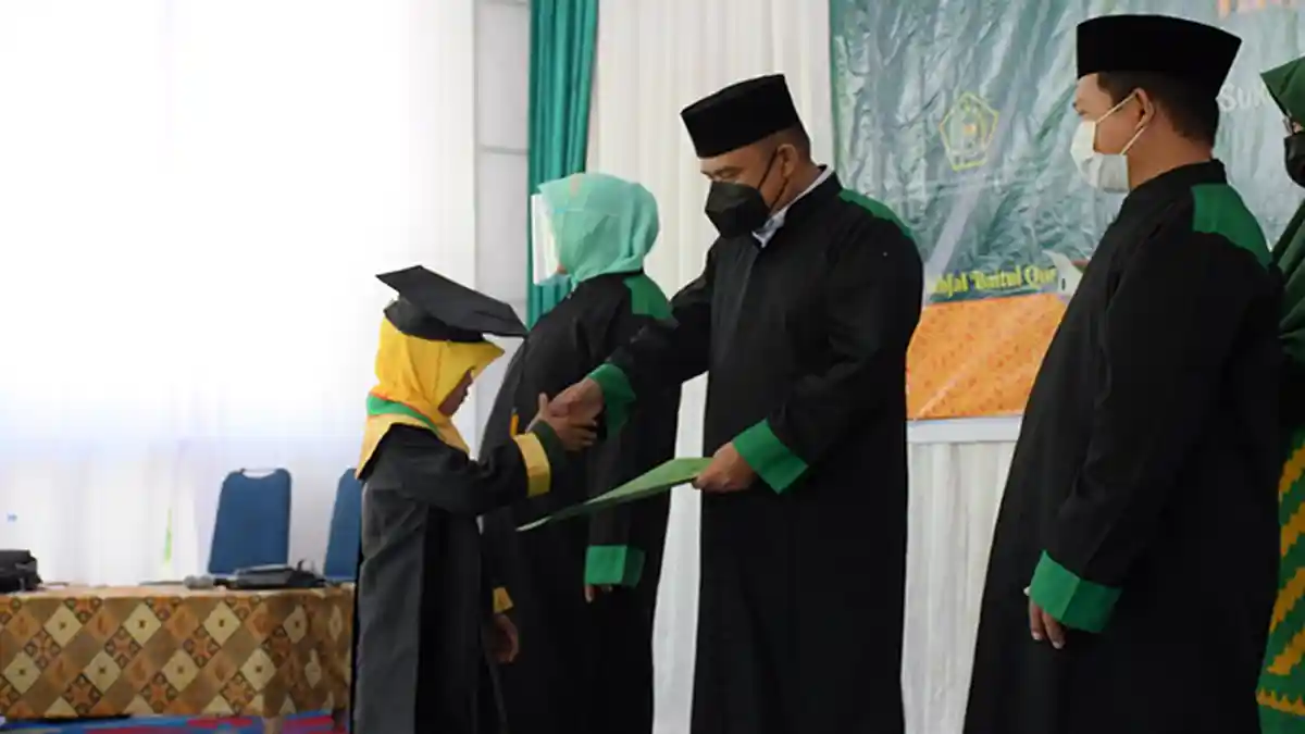 Wabup Effendi Harap Wisuda Akbar Motivasi Anak-Anak Belajar Hingga Perguruan Tinggi