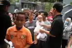 Warga Antri Pembagian Daging Kurban di Kantor LDII Jakarta