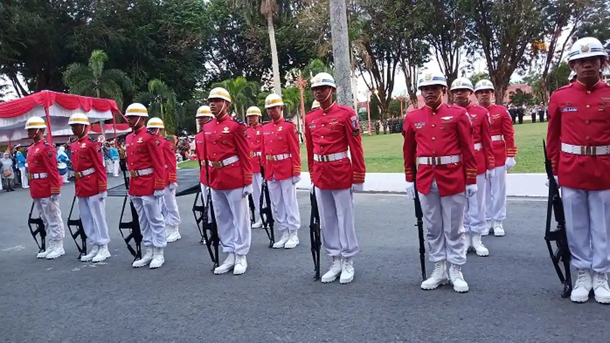 FOTO: Upacara Penurunan Bendera HUT ke-74 RI di Halaman Kantor Gubernur Sumbar - pasukan-pengibar-bendera-3.jpg