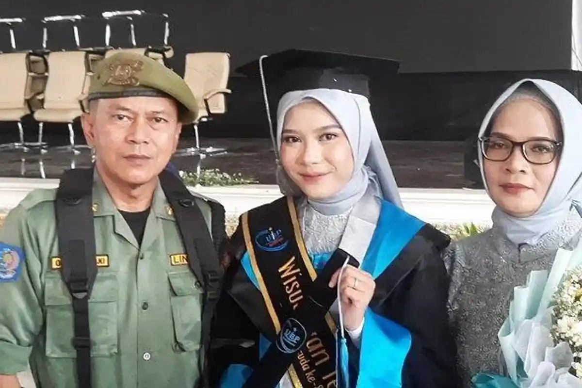 Kisah Nita, Anak Hansip Jadi Wisudawati Terbaik di Karawang, Orangtua Sampai Rela Kerja Serabutan