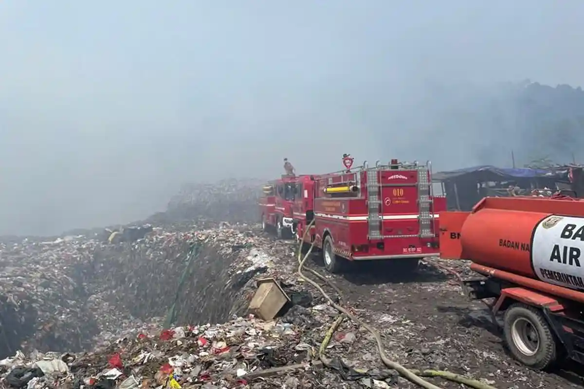 22 Armada Dikerahkan Padamkan Kebakaran di TPA Bakung Bandar Lampung