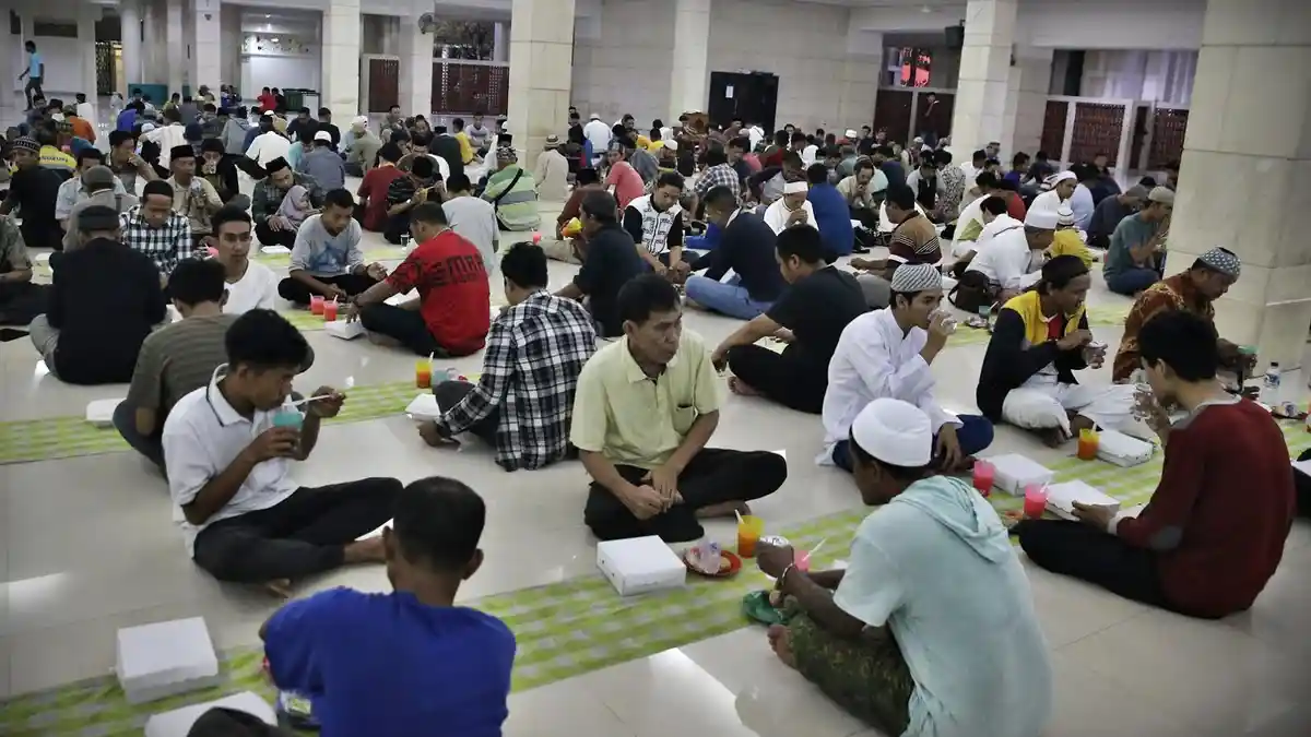 FOTO: Suasana Buka Puasa di Masjid Raya Makassar - ram6.jpg