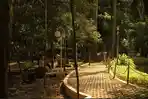 Warga-duduk-di-bangku-yang-tersedia-di-Taman-Hutan-Kota.jpg