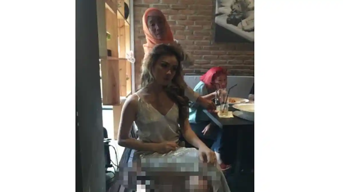 Dara The Virgin Pose Duduk di Fotonya Pakai Gaun Silver, yang di Bawah Bikin Netizen Melongo