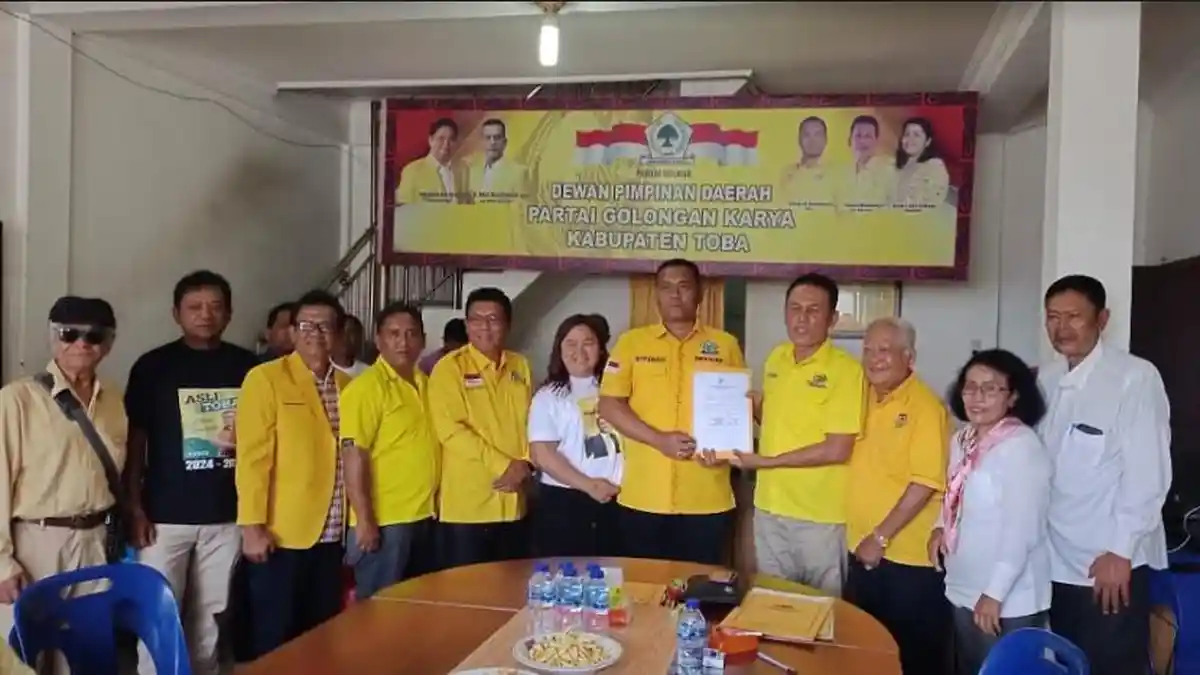 Ketua DPRD Toba Efendi Napitupulu Daftarkan Diri Jadi Bacalon Bupati Toba ke Partai Golkar