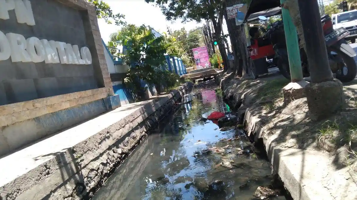 Ternyata Gotnya Dangkal dan Penuh Sampah, Pantas Jl Jenderal Sudirman Kota Gorontalo Sering Banjir