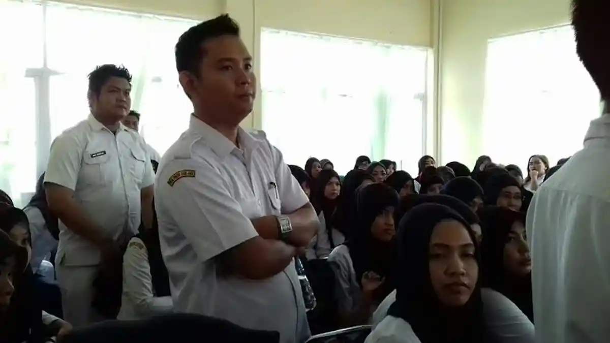 Gaji Perawat Hanya Rp 50 ribu, RSUD Soppeng: Sesuai Aturan Bupati - honorer-mogok_20160201_134026.jpg