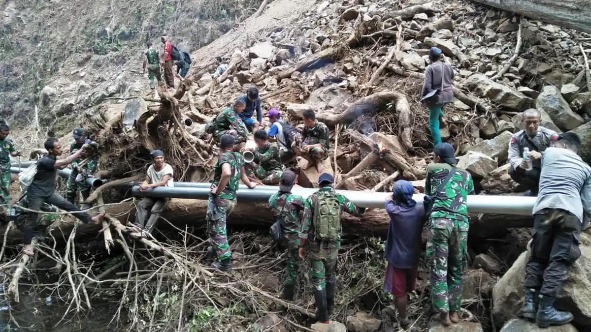 TNI Bantu Kesulitan Air Bersih Warga Lombok