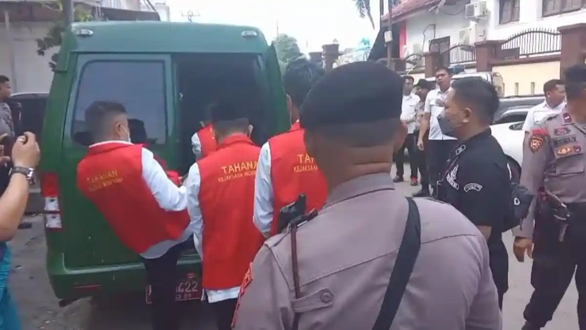 Annar Tendang Syahruna 2 Kali, Petugas Kajari  Malah Senyum Sambil Pegang Pundak