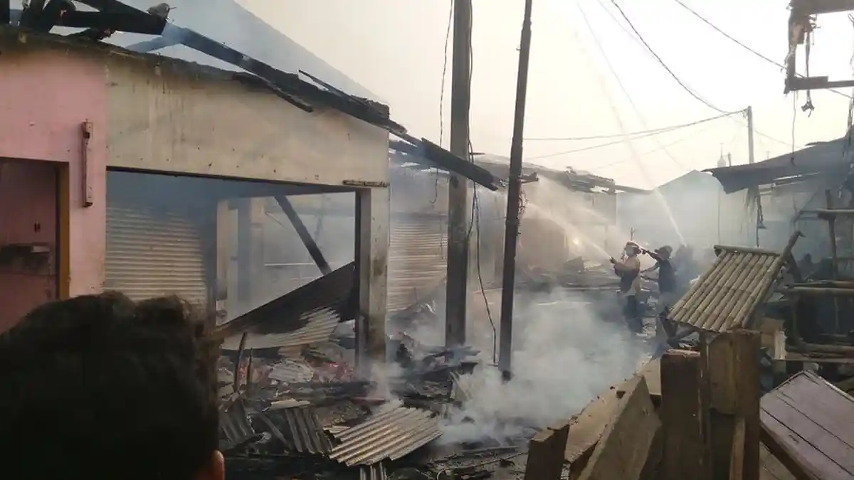 Pasar Ciranjang Terbakar, 7 Damkar dan 2 Water Canon Polres Cianjur Masih Berupaya Padamkan Api
