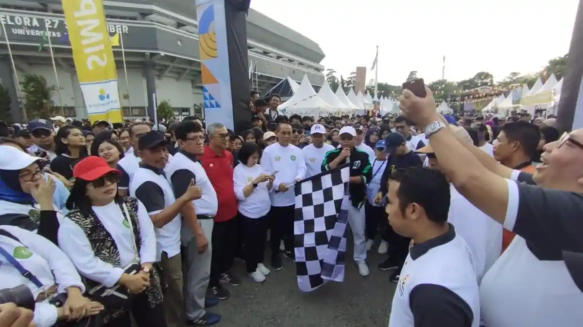 Rektor Bersama Ribuan Peserta Ikuti Jalan Sehat Dies Natalis ke -61 Unmul