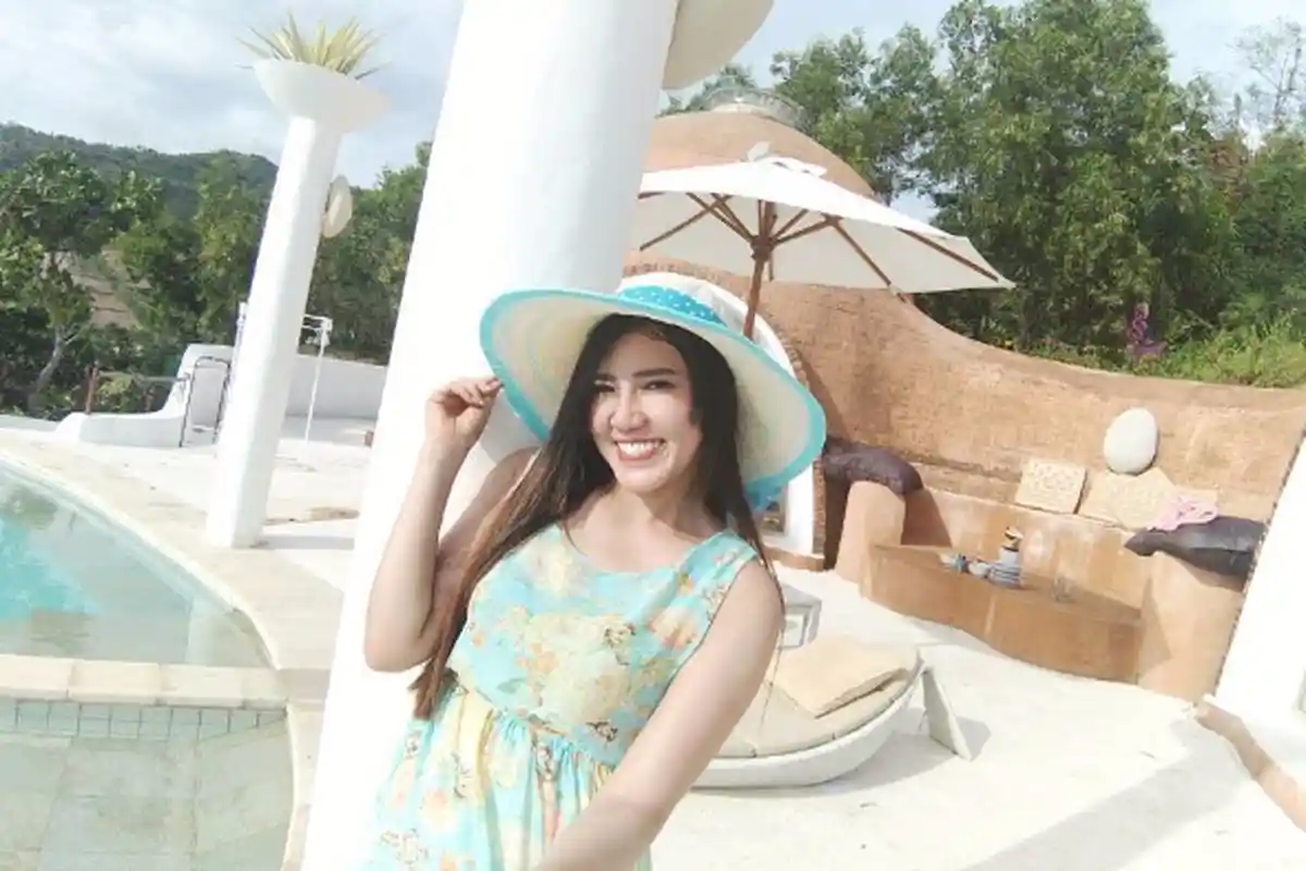 Via Vallen Buka Kado dari Penggemar, Tak Tanggung-Tanggung Isinya Bikin Menjerit!