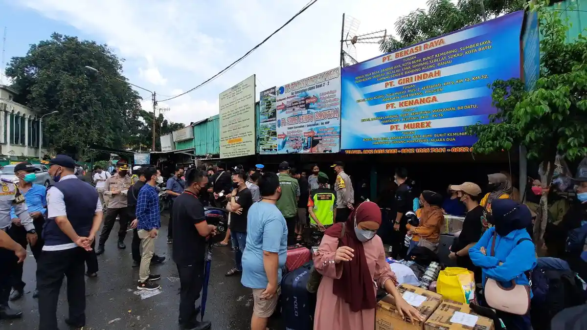 Bus ke Padang Terlambat Datang di Terminal Bekasi, Rosa Pasrah Rayakan Lebaran di Jalan