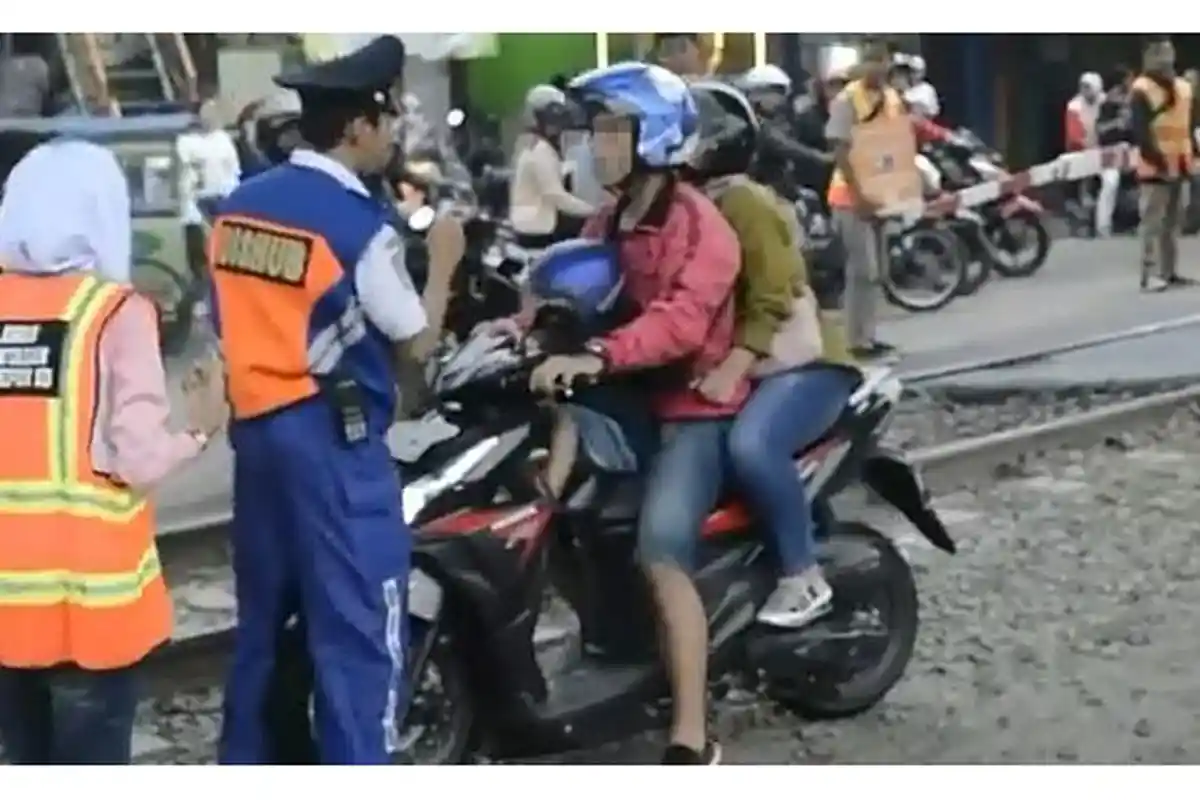 Pemotor Terobos Palang Pintu Rel Kereta Api di Cimindi Cimahi, Videonya Viral di Media Sosial