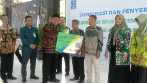 Bupati-Sleman-Harda-Kiswaya-didampingi-Kepala-BPJS-Ketenagakerjaan-Yogyakarta-Rudi-Susanto.jpg