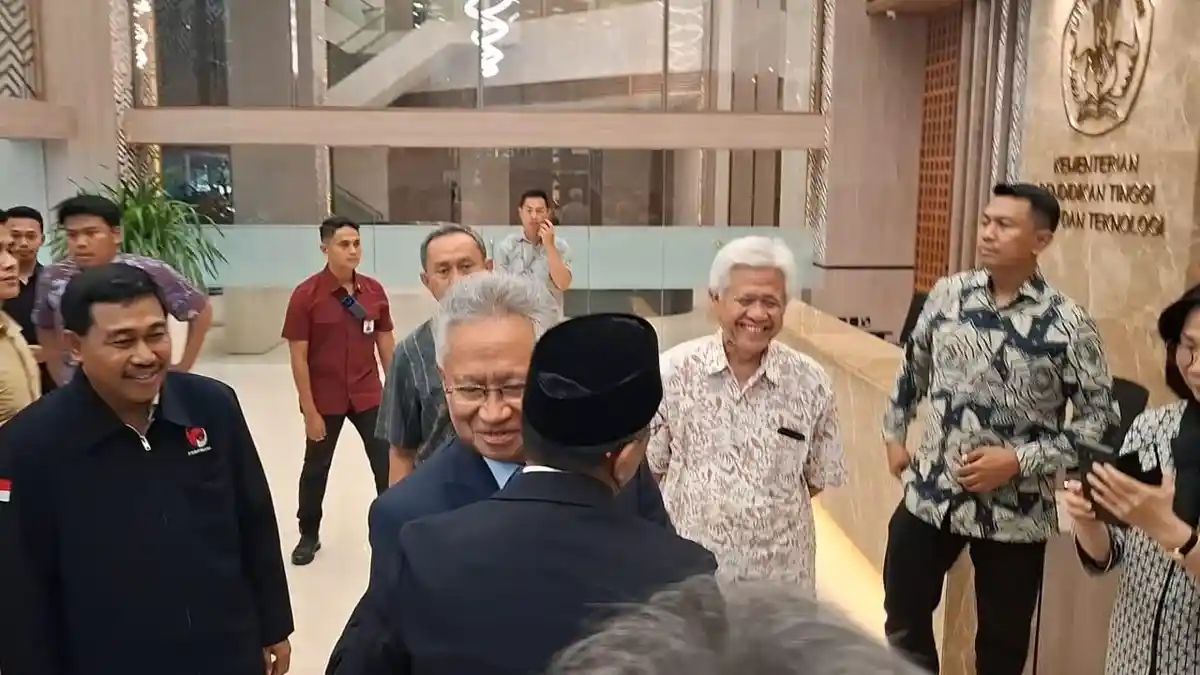 Mendiktisaintek Baru Brian Yuliarto Langsung Peluk Satryo Soemantri di Kemendiktisaintek