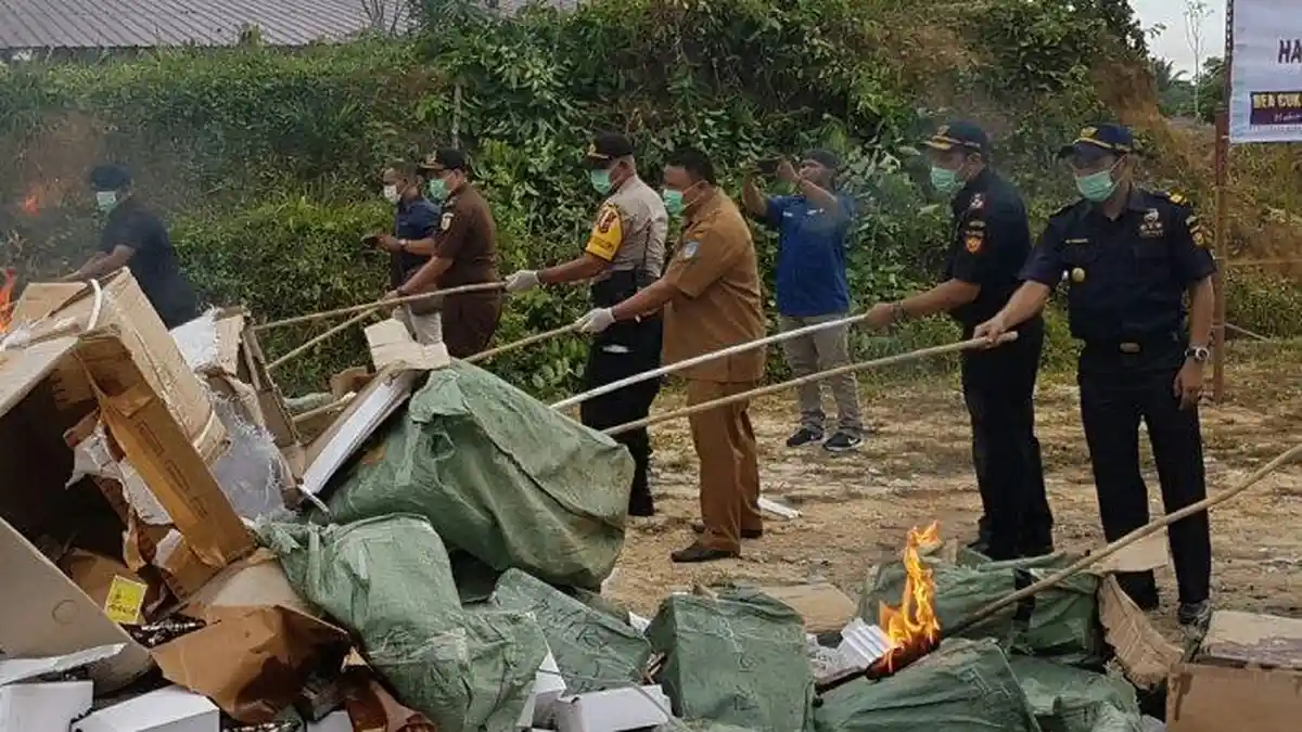 Rokok dan Kosmetik Ilegal Senilai Hampir 1 Miliar Rupiah Dibakar di Lapangan Kompi