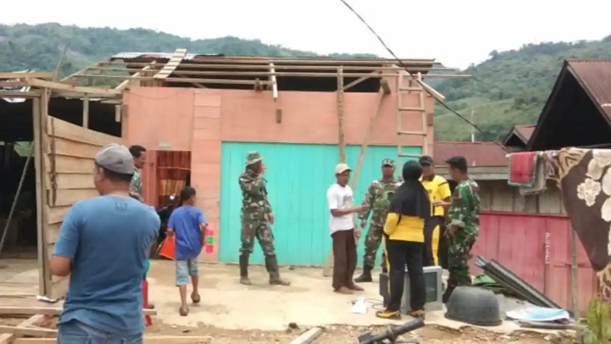 Warga Kuyun Lah Bergotong Royong Benahi Rumah Korban Puting Beliung
