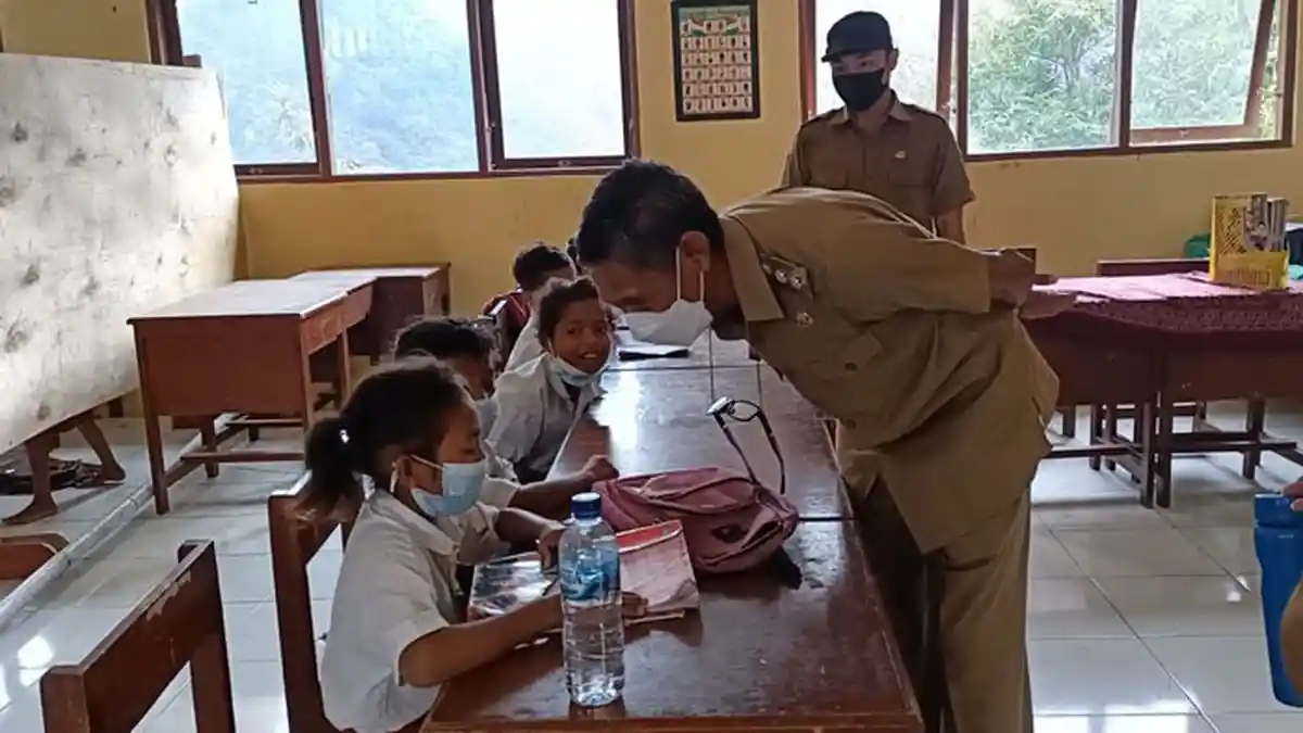Wakil Bupati Nagekeo Kunjungi SDN Nuasele di Keo Tengah