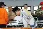 tertunduk-lemas-di-atas-panggung-sebelum-akhirnya-mendapat-penanganan-medis.jpg