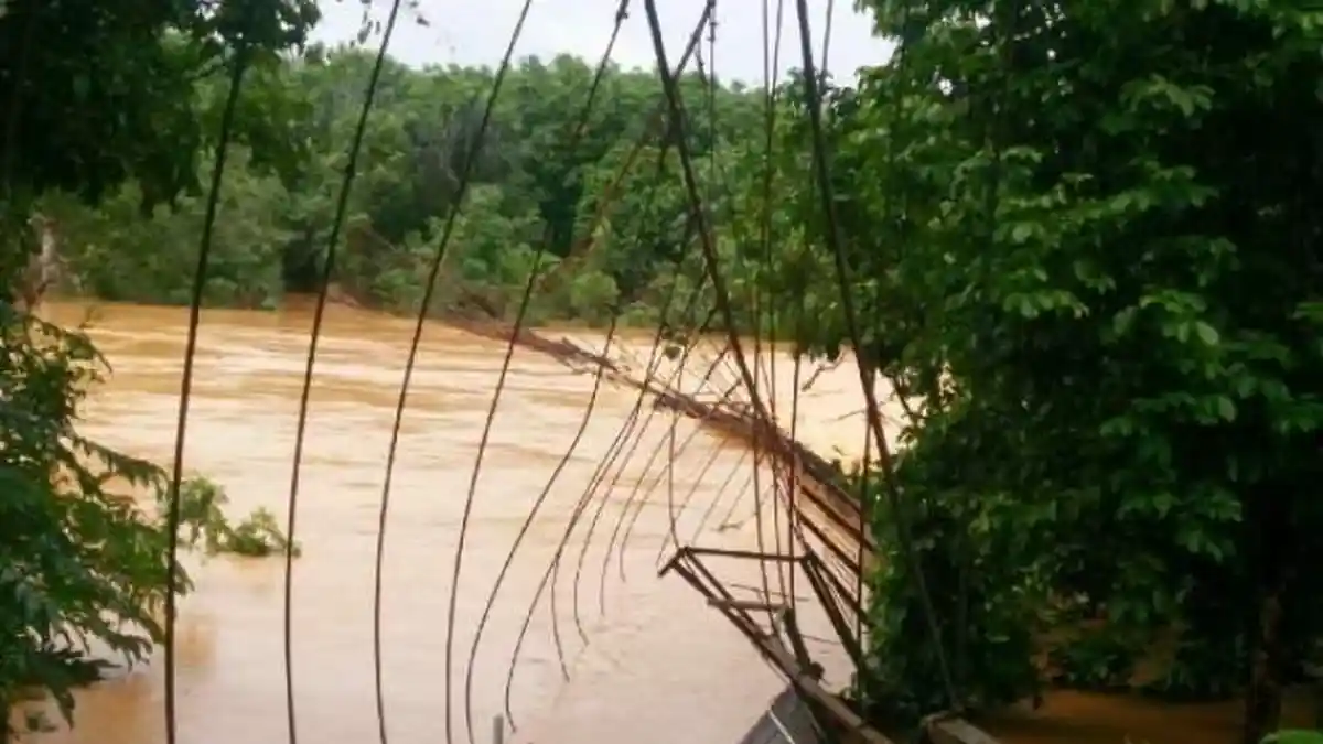 Jembatan Gantung Ambruk, Puluhan Orang Terseret Arus Sungai