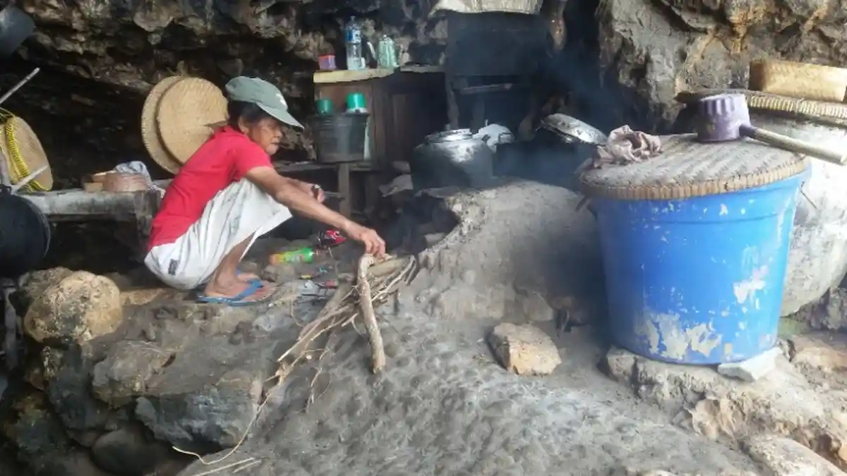 Nenek Ini Tinggal di Goa Langse untuk 'Ngabdi'