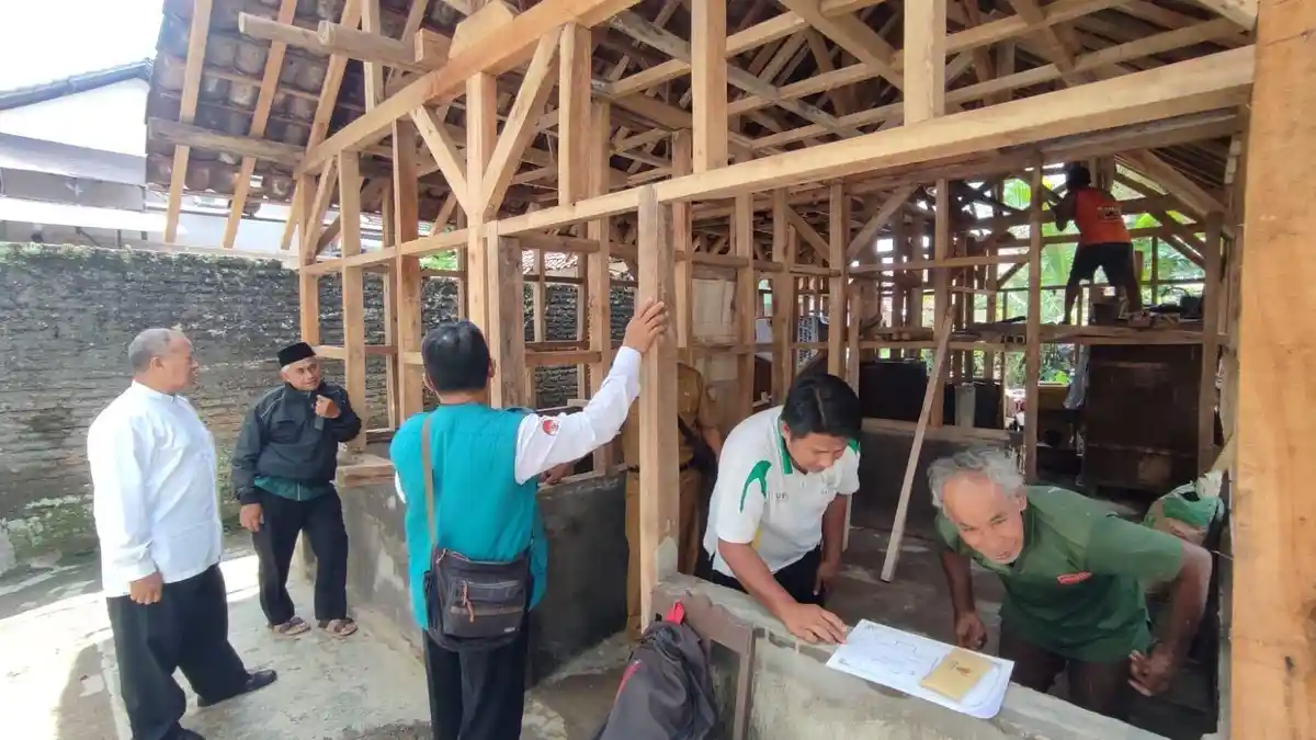 Receh Kencleng Gotong Royong Warga Ciamis Berhasil Bangun Rumah Lansia yang Sempat Ambruk
