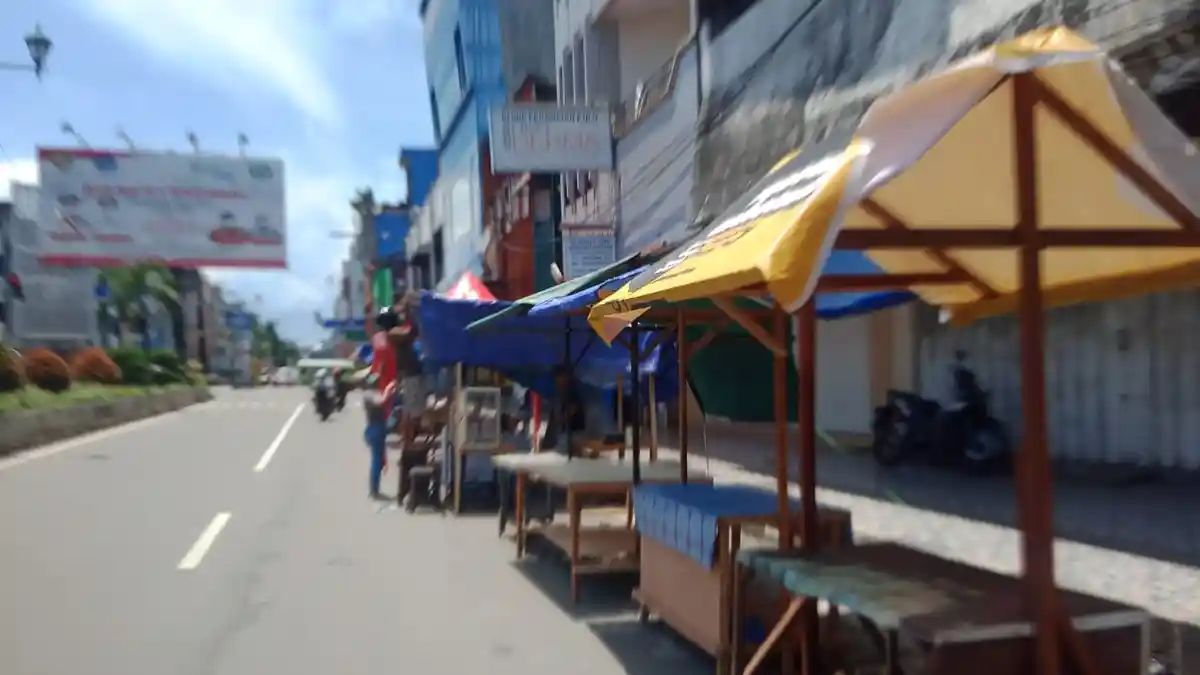 Pedagang Takjil Mulai Berjejer di Depan Masjid Al-Fatah Ambon