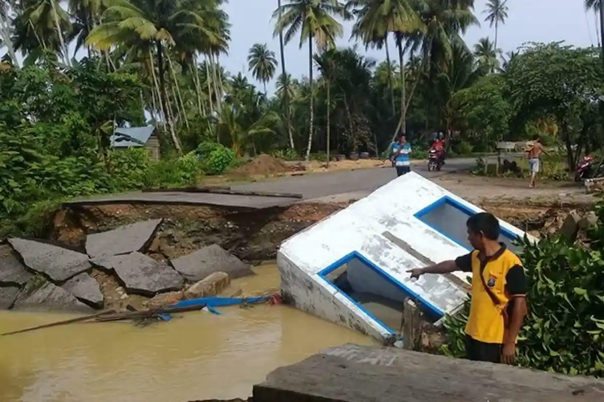 Coba Mengindari Tabrakan dengan Motor, Minibus Rombongan Karyawan Bank Sumut Jatuh ke Sungai