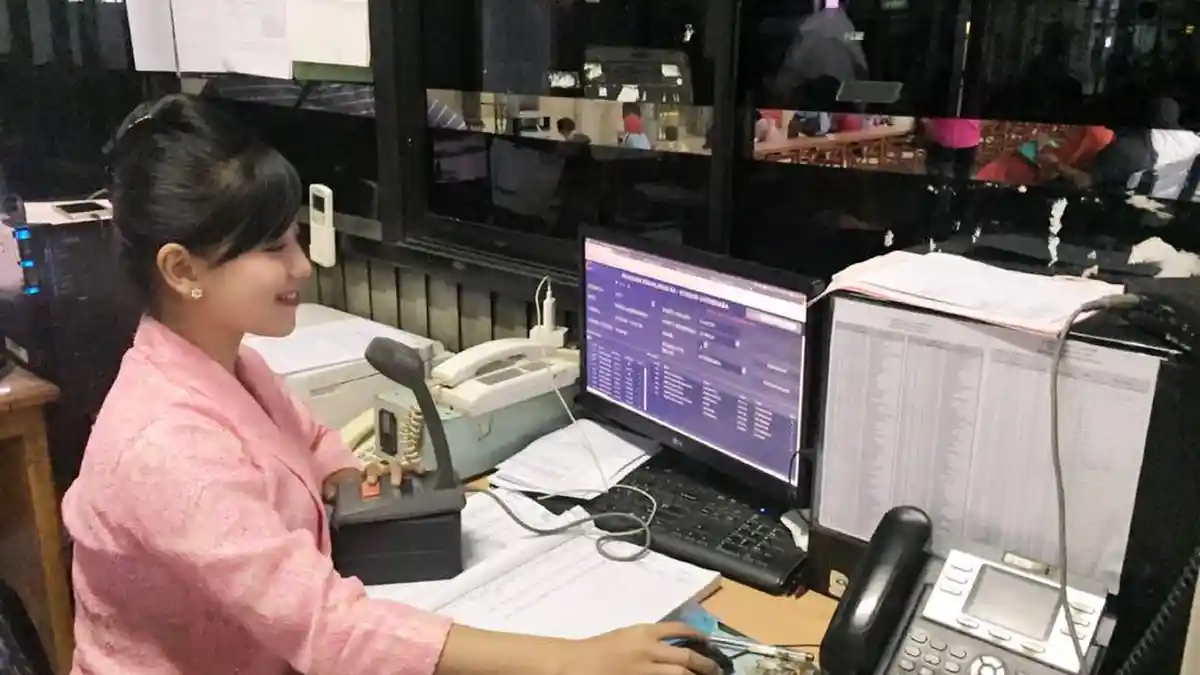 Cantiknya Pegawai PT KCJ Berkebaya di Hari Kartini Layani Penumpang KRL Commuter Line