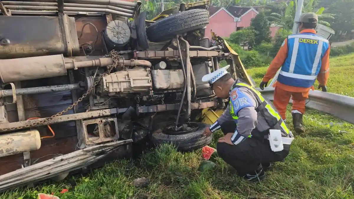 Truk Muatan Semangka Kecelakaan di Tol Caruban-Kertosono, Akibat Pecah Ban