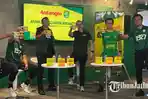 Proses-penandatangan-kerja-sama-Persebaya-dengan-Antangin-untuk-musim-20232024.jpg