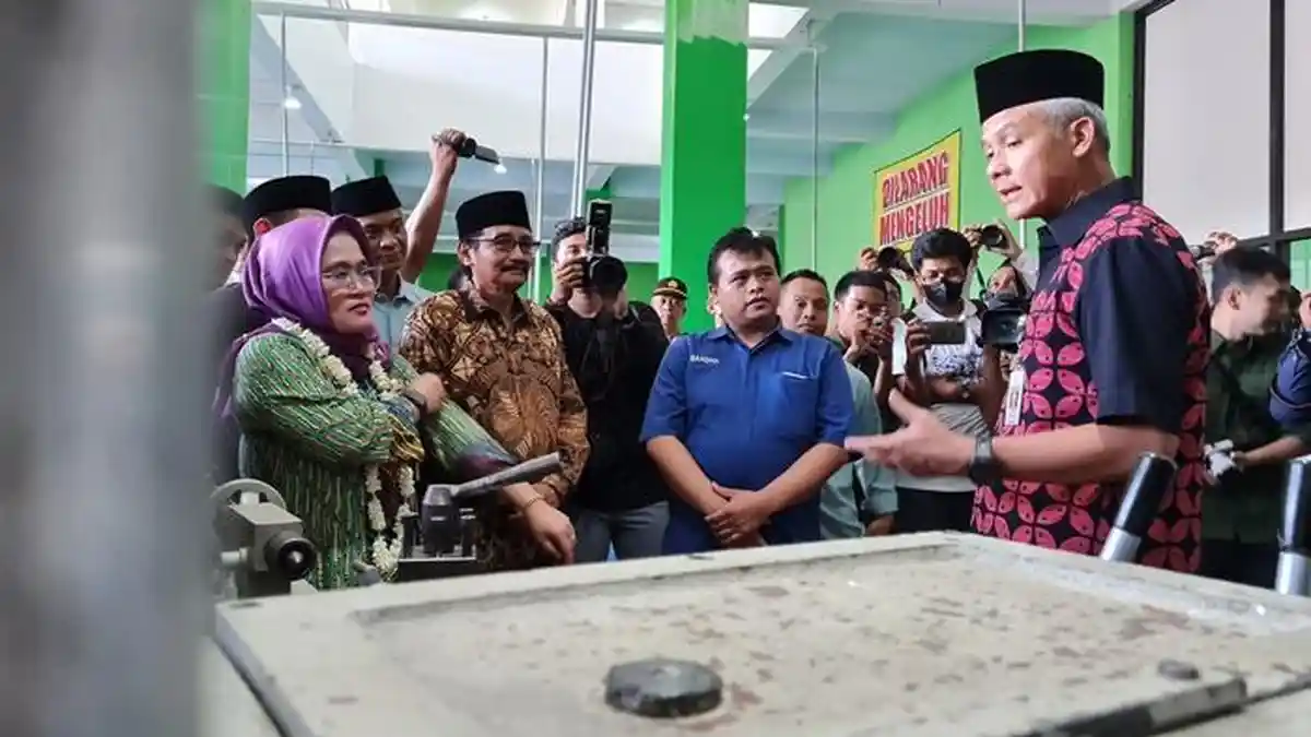 Ganjar Pranowo Puji Mesin Roaster Kopi  Hasil Karya SMK Ma'arif Mungkid Magelang