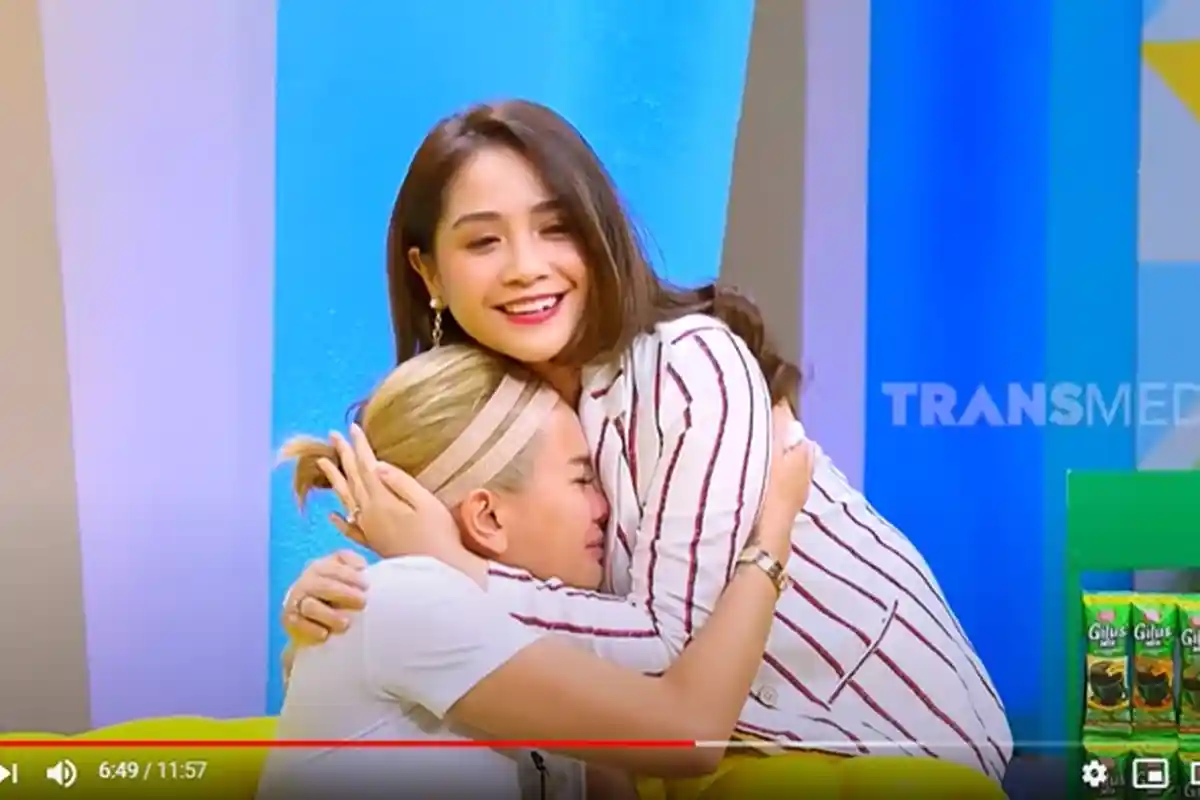 Aksi Nagita Slavina Peluk Nikita Mirzani yang Sedang Menangis Jadi Sorotan, Gigi: 'Jangan Nangis!'