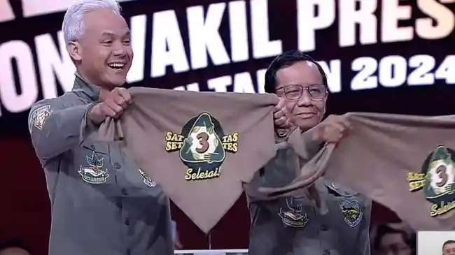 Ganjar-Mahfud Tampil Percaya Diri Kenakan Kostum Ala Pencinta Alam saat Debat Pilpres 2024