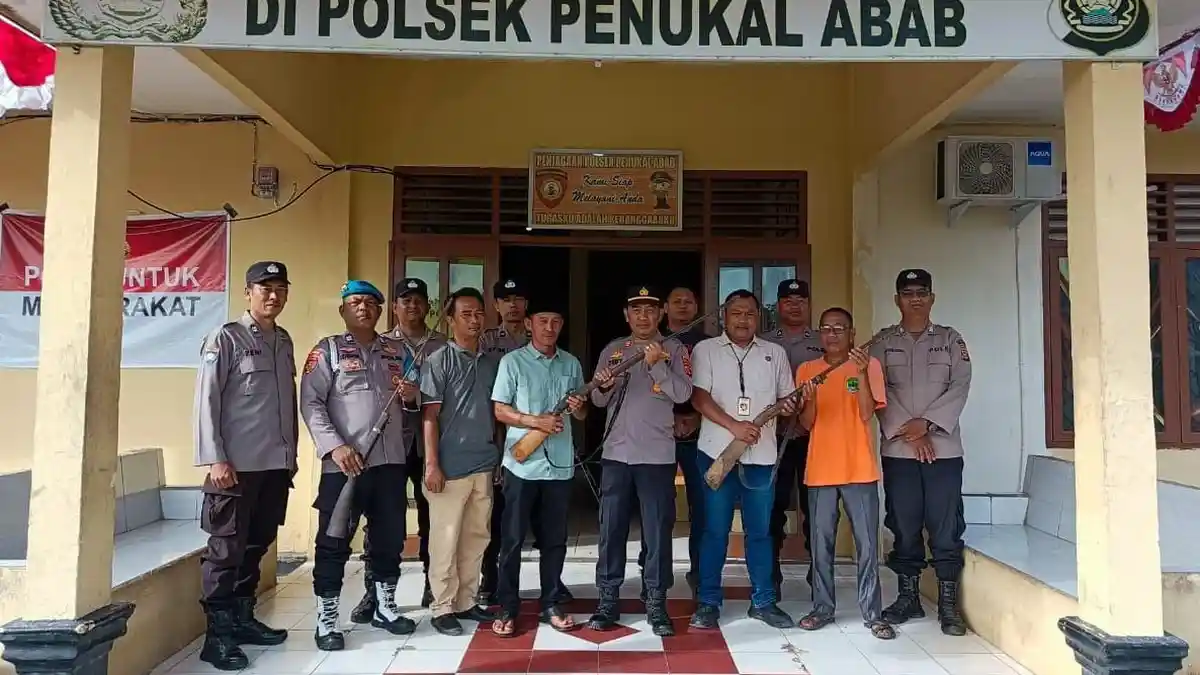 Tiga Kades di PALI Datangi Polsek Penukal Abab Serahkan Senpi Rakitan Warganya