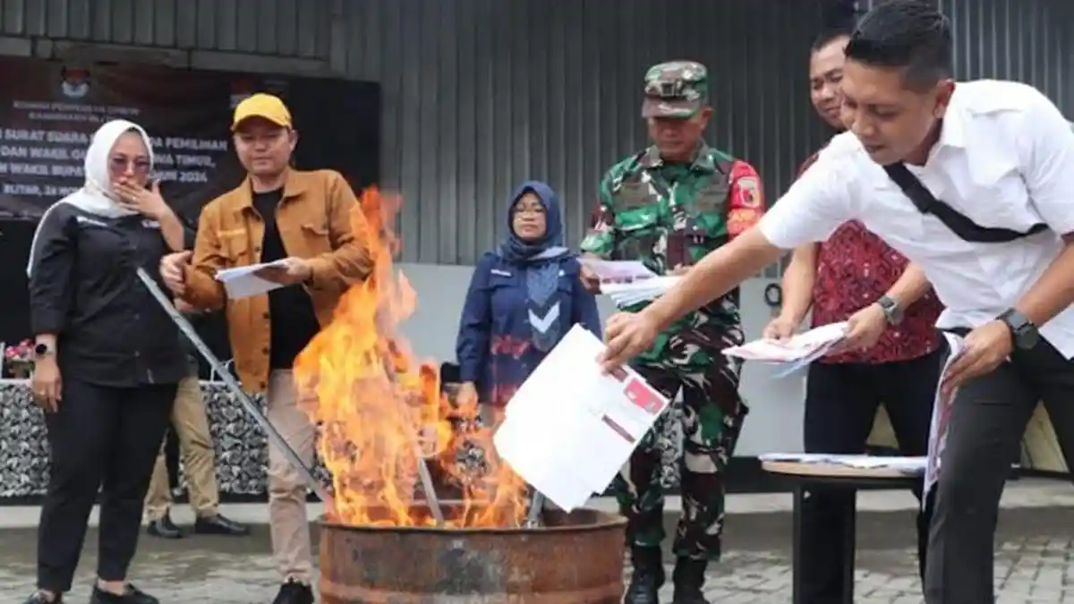KPU Kabupaten Blitar Bakar 455 Lembar Surat Suara Pilkada 2024 yang Rusak